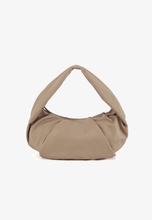 Weiche beige Lederhandtasche mit einem breiten, verdrehten Griff und einem abgerundeten, schlaffen Körper, gezeigt auf weißem Hintergrund.