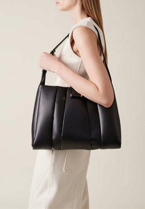Borsa a tracolla in pelle nera con design plissettato, sottili manici e dettagli in metallo dorato. Texture liscia, interni spaziosi e forma strutturata.