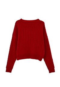 Punainen neulottu villapaita, jossa pitkät, löysät hihat; siinä on ribbineulospinta ja kaapelineuleyksityiskohtia hihoissa; vyötäröllä lyhyt leikkaus.