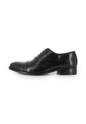Zapato de vestir de cuero negro con un acabado suave, puntera redonda, cinco ojales, detalle de costura mínima y un tacón bajo y apilado.