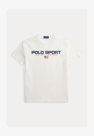 Tricou alb din bumbac cu inscripția "POLO SPORT" în albastru închis și "RALPH LAUREN" în roșu. Include un mic grafic cu drapelul american. Mâneci scurte, guler rotund.