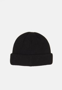 Gorro de punto negro con textura acanalada, con un dobladillo en la parte inferior y ligeramente recogido en la parte superior. Diseño simple para un uso versátil.
