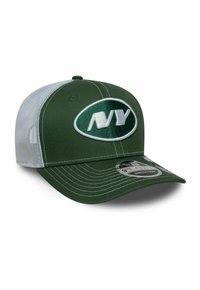Grüner Baseballhut mit einem weißen Netzrücken, der ein großes grünes und weißes "NY"-Logo sowie kontrastierende weiße Nähte an der Krempe aufweist.