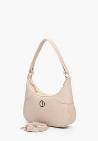 Jasnoróżowa torba na ramię z ekoskóry o zaokrąglonym kształcie, z logo w złotym kolorze, z zamkiem błyskawicznym i odpinanym paskiem. Miękka tekstura z akcentami w formie przeszyć.