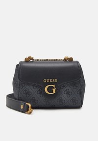 Borsa nera in materiale texturizzato, con hardware dorato e dettaglio a catena. Presenta una chiusura a pattina e un logo impressa nella parte anteriore.