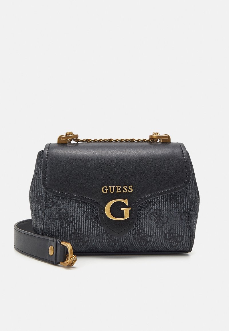 Borsa nera in materiale texturizzato, con hardware dorato e dettaglio a catena. Presenta una chiusura a pattina e un logo impressa nella parte anteriore.