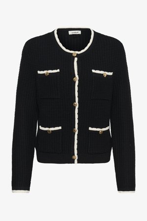 Črn tekoč pulover iz pletenine s teksturo, z belim robom, šestimi zlatimi gumbi, dvema žepoma na prsih in dvema sprednjima spodnjima žepoma.