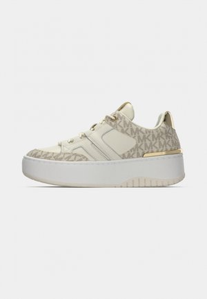 Platform sneaker in crème kleur met beige stof met "MK" logo patroon, gouden accenten en vetersluiting. Dikke witte zool.
