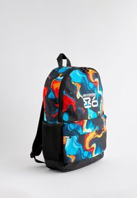 Mehrfarbiger Rucksack mit einem wirbelnden Muster in Blau, Rot und Orange, schwarzer Basis und einem vorderen Logo; verfügt über verstellbare Träger.