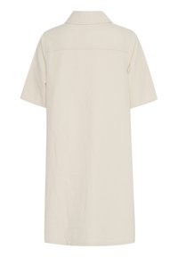 Robe chemise beige à manches courtes avec un large col vue de dos sur un fond blanc uni.