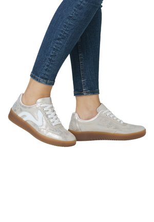 Baskets métalliques argentées avec des accents blancs, design à lacets et finition texturée. Semelle en caoutchouc avec une traction brune. Style décontracté.