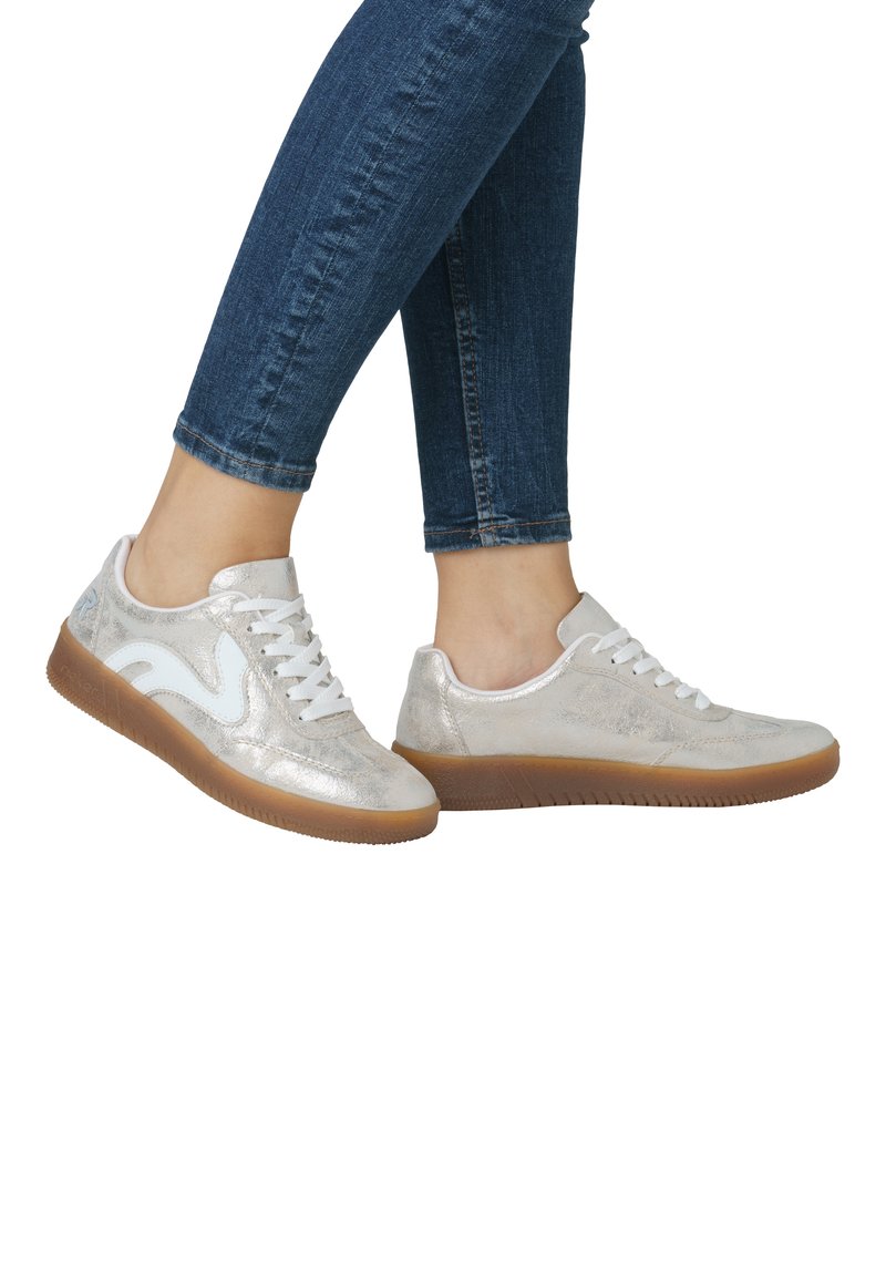 Baskets métalliques argentées avec des accents blancs, design à lacets et finition texturée. Semelle en caoutchouc avec une traction brune. Style décontracté.