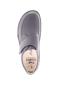 Grijze leren schoen met een klittenbandsluiting, ronde neus, gevoerde kraag en een gestructureerd oppervlak. Heeft 'Rita Comfort' branding aan de binnenkant.