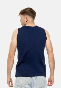 Canotta in cotone senza maniche di colore blu navy con scollatura rotonda, texture liscia e senza loghi o fantasie visibili. Design a vestibilità casual.