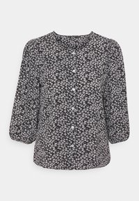 Blouse noire avec un motif floral blanc, col rond, boutonnée à l'avant et manches bouffantes trois-quarts.