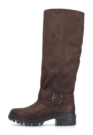 Botte en daim brun foncé mi-mollet, semelle crantée noire, petit talon carré, sangle décorative et boucle métallique sur le côté.