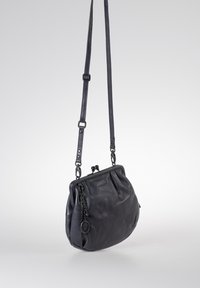 Borsa a tracolla in pelle nera con forma arrotondata, design plissettato, tracolla regolabile e dettaglio decorativo in catena sul lato.