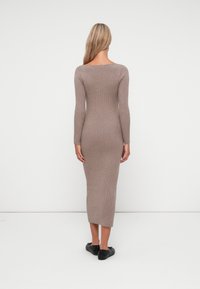 Πλεκτό, ριχτό, φόρεμα μακρυμάνικο σε ανοιχτό ταούπ, εφαρμοστό σιλουέτα, φτάνοντας μέχρι το μέσον της γάμπας, με φαρδιά στρογγυλή λαιμόκοψη και ελαχιστοποιημένη διακόσμηση.