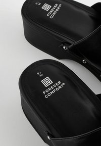 Sandales à plateforme noires avec orteils ouverts, brides en cuir et inscription "Forever Comfort" à l'intérieur, taille 6½/40.