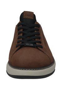 Braune Leder-Sneaker mit schwarzen Schnürsenkeln, runder Zehenpartie und weißer Gummisohle. Verfügt über gestickte Details und ein Logo auf der Zunge.