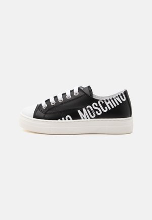 Madal musta toss valge kummist tallaga, valgete paelte, varbakorgi ja suure valge "MOSCHINO" tekstiga küljel.