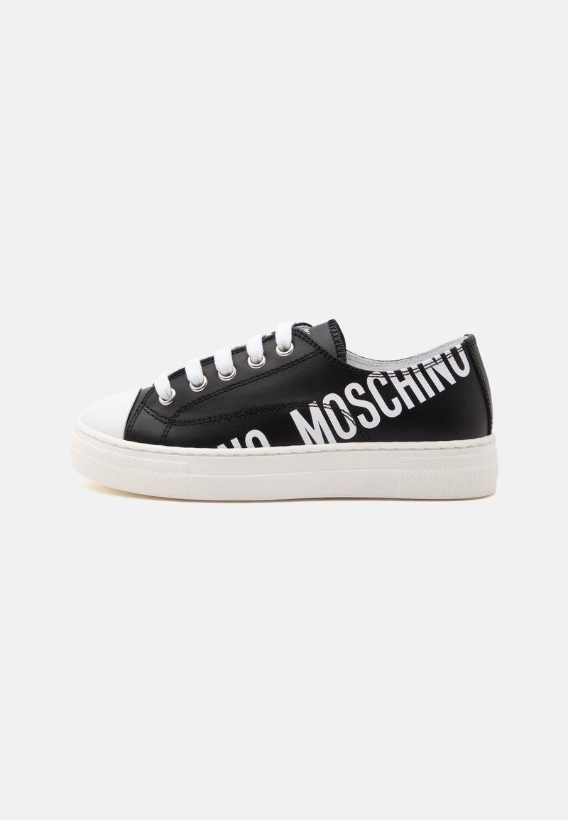 Basket basse noire avec semelle en caoutchouc blanche, lacets blancs, bout renforcé et grand texte blanc "MOSCHINO" sur le côté.