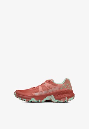 Trailrunning-Schuh in Koralle und Minze, mit einem strukturierten Mesh-Obermaterial, verstärkter Zehenkappe und robustem Sohlenprofil mit tiefen Profilierungen für besseren Grip.