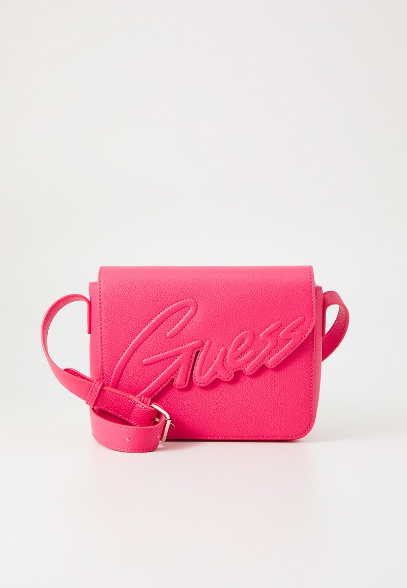 Rosa konstläder axelväska med ett präglat "Guess"-logotyp, som har ett lock stängning och en justerbar rem. Slät textur och rektangulär form.