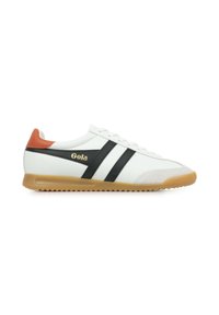 Sneaker bianca con strisce nere e accentuazione arancione sul tallone. Presenta una suola in gomma texturizzata e chiusura con lacci. Logo dorato sul lato.