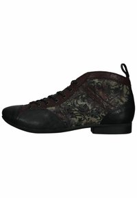 Zapato negro de cuero con acentos burdeos, paneles de tela con estampado floral, diseño de cordones, punta redonda y tacón bajo.