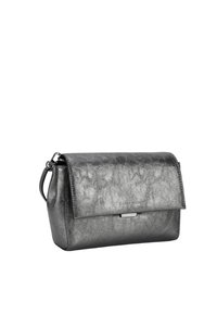 Metallisch graue Handtasche aus Kunstleder mit Klappenverschluss, minimalistischer silberner Hardware und kompakter rechteckiger Form.