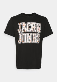 Černé tričko s krátkým rukávem, zdobené výraznými bílými a oranžovými nápisy "JACK & JONES" v grafickém stylu. Lehká bavlněná tkanina.