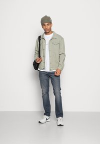 Denham RIDGE - Calças de ganga de perna direita - blue