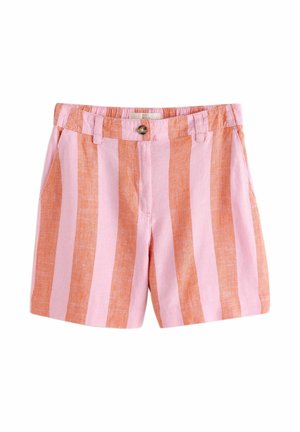 Roze en oranje verticale gestreepte korte broek met riemlussen, zijzakken en een knoopsluiting aan de voorkant op een witte achtergrond.
