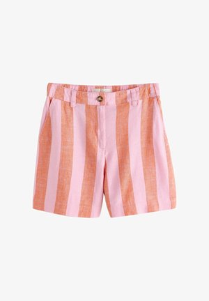 Roza in oranžne kratke hlače z navpičnimi črtami, z zanko za pas, stranskimi žepi in sprednjim zapiranjem na gumb na belem ozadju.