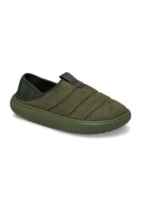 Scarpe slip-on con tomaia in tessuto verde con design trapuntato, suola in gomma e fascia elastica per una facile calzata. Texture morbida in tutto il modello.