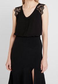 NAF NAF Blůza - black