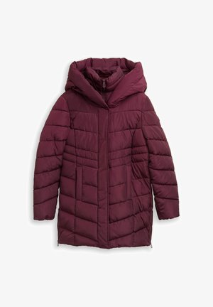 Manteau matelassé bourgogne avec un col haut, une grande capuche, des coutures verticales, deux poches latérales et une fermeture éclair. Texture lisse et douce.