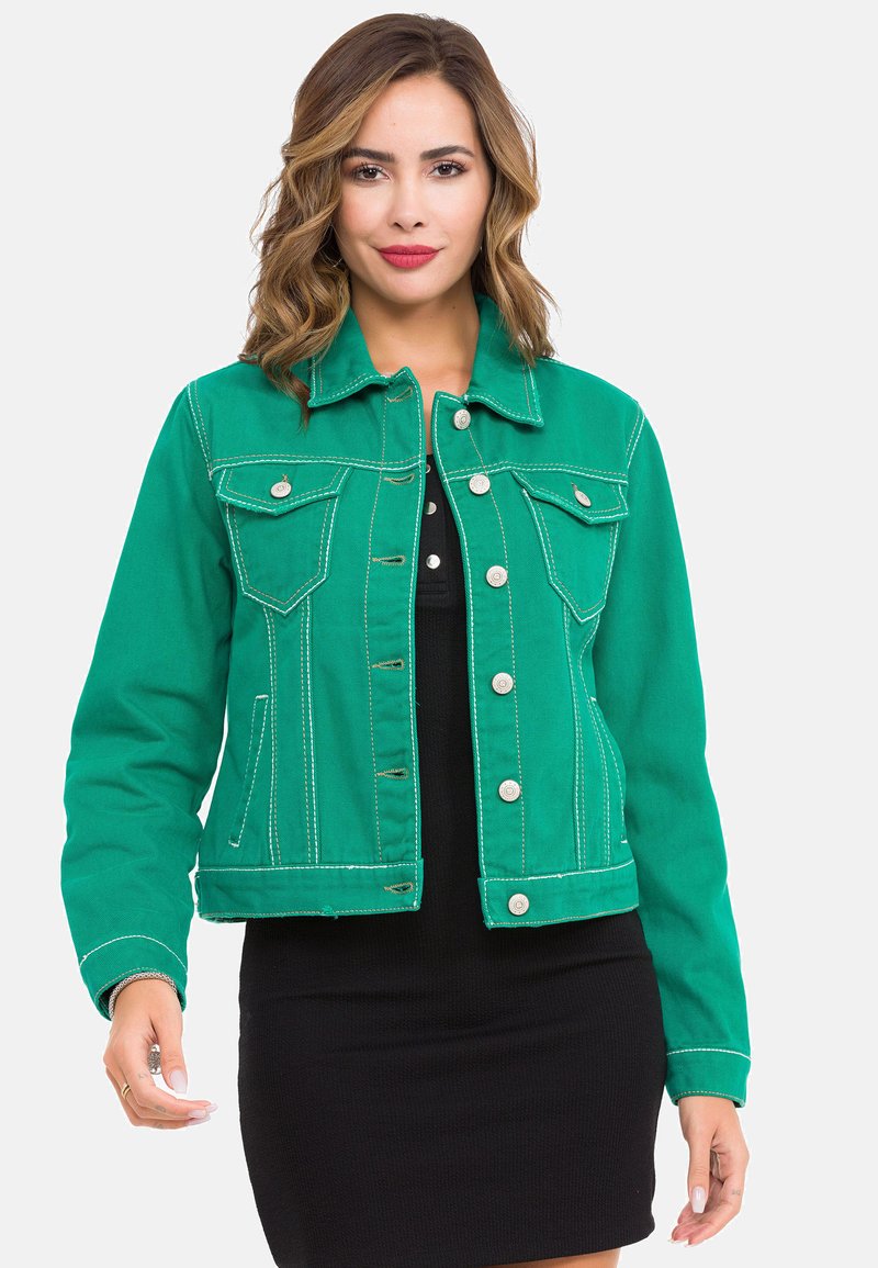 Grüne Jeansjacke mit zwei Brusttaschen, silbernen Knöpfen und kontrastierendem Nähen. Eng anliegendes Design mit spitzem Kragen.