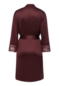 Bordeaux satinrock med långa ärmar, med spetsdetaljer vid ärmsluten och ett matchande bälte. Slät textur, halv-lång design.