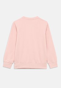 Ανοιχτό ροζ φούτερ με μακριά μανίκια, ριμπ μανσέτες και στρογγυλή λαιμόκοψη. Απαλό ύφασμα με λεία υφή, χωρίς ορατά σχέδια ή λογότυπα.