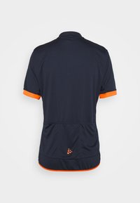 Námořnická cyklistická dres s krátkým rukávem a oranžovými akcenty na manžetách a lemu. Obsahuje zadní kapsu a logo umístěné blízko spodní části.