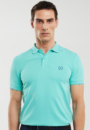 Türkises Poloshirt aus Baumwolle mit kurzen Ärmeln, einer Drei-Knopf-Leiste und einem kleinen gestickten Logo auf der Brust. Dünne gestreifte Akzente am Kragen.