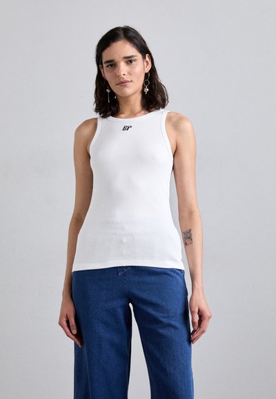Witte ribgebreide tanktop met een ronde halslijn, voorzien van een klein zwart logo "BP" aan de voorkant. Gecombineerd met blauwe wijde denim broek.