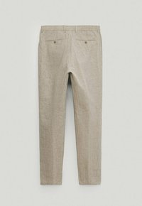 Pantalon en lin beige clair à coupe droite. Comprend deux poches arrière avec boutons et une texture lisse. Design épuré et simple.