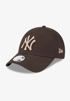Brown baseball cap made of fabric, featuring an embroidered NY logo in light beige, a curved visor, and a fitted design.