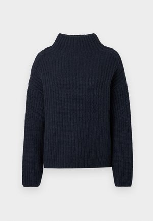 Tmavomodrý pletený sveter s rebrovanou textúrou, vysokým golierom a spustenými ramenami, s voľným strihom a dlhými rukávmi.