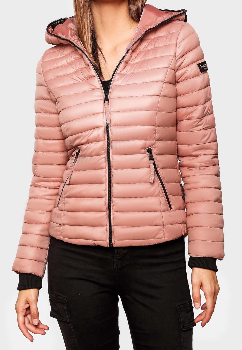 Wypchana bladoróżowa kurtka z zamkiem z przodu, kontrastującymi czarnymi suwakami, kapturem i ściągaczami przy mankietach. Charakteryzuje się poziomym pikowanym wzorem.