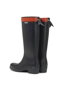 Bottes de pluie en caoutchouc noir avec un accent rouge en haut, présentant une texture lisse, un bout arrondi et un petit talon avec des tirettes à l'arrière.