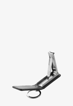 Coupe-ongles en métal attaché à un porte-clés en cuir noir, montré ouvert sur fond blanc.